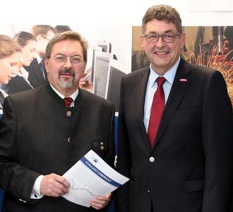 Sie können sich über glänzende Lage der ostbayerischen Wirtschaft freuen: Dr. Josef Dachs, Präsident der IHK Niederbayern und Dr. Georg Haber, Präsident der Handwerkskammer Niederbayern-Oberpfalz (v.l.). Der Blick in die Zukunft aber wird durch den drohenden Arbeitskräftemangel getrübt. Foto: obx-news