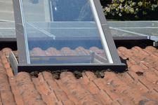 Typische Ursache für unkontrollierte Wasserableitung: die Bemoosung der Eindeckrahmen.