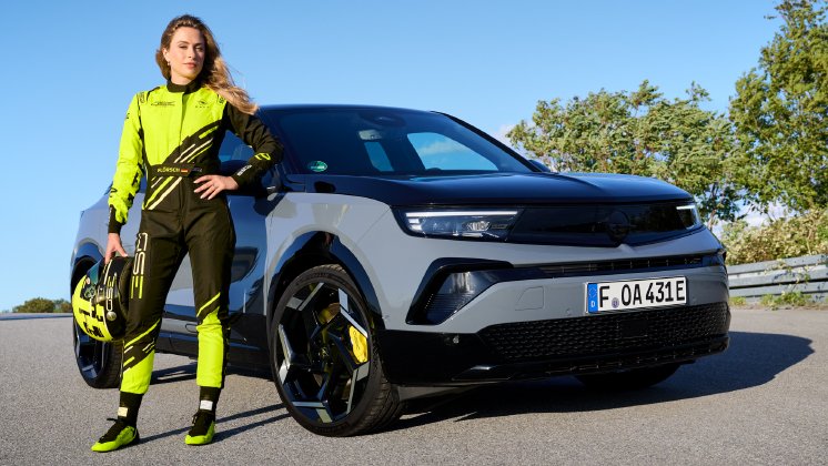 renn-dna-fuer-die-strasse-mit-markenbotschafterin-sophia-floersch-die-rennsportwurzeln-des-.jpg