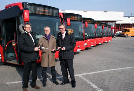 Volker Speck (links), Direktor der Mercedes-Benz Niederlassung und Paul Senghas (rechts), EvoBus GmbH Verkauf Omnibusse MB Region Suedwest, übergaben die sechs neuen Busse an den Unternehmensbereichsleiter Fahrzeugtechnik und Werkstätten der VAG, Welf Kabus