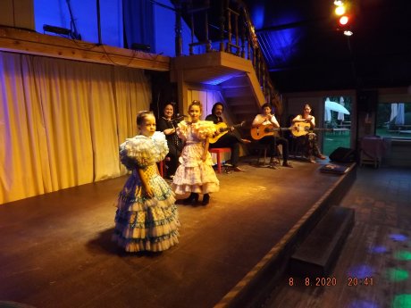 Flamenco-Kinder auf Bühne.JPG