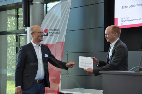 Staatssekretär Tobias Goldschmidt (links) übergibt den Förderbescheid an Prof. Dipl.-Ing. Sebastian Fiedler, THL / Foto (THL)