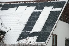 PV-Anlagen produzieren zwar weniger Strom bei geschlossener Schneedecke. Doch meist „befreien“ sie sich selbst nach wenigen Tagen von der Schneedecke.