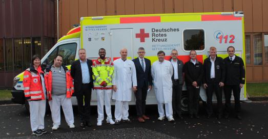 Im Beisein der Notärzte, des Krankenhaus-Geschäftsführers Ingo Breitmeier, Chefarzt Dr. Hans-Friedrich Kohler, dem ärztlichen Leiter des KKH, Dr. Arno Kneip, RDMH-Geschäftsführer Markus Müller, Betriebsleiter Rainer Ruppert sowie Leitstellen-Chef Jürgen Schad und dem Leiter des Amtes für Gefahrenabwehr, Dr. Sven Holland, lobt Landrat Manfred Görig die Ausstattung der neuen rollenden Intensivstation, die ab sofort auch im Vogelsbergkreis eingesetzt wird. Foto: Sabine Galle-Schäfer/Vogelsbergkreis