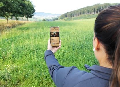 Foto (Sauerland-Tourismus e.V. / Nadja Reh): Julia Fust vom Sauerland-Tourismus hat die neue Version der Sauerland&Siegen-Wittgenstein-App bereits auf ihr Smartphone geladen