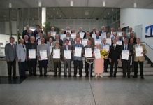 Die Goldenen Meister 2010 aus Heidelberg und Umgebung zusammen mit Vizepräsiden Alois Jöst (1. Reihe, 3.v.r.), Vizepräsident Martin Sättele (1. Reihe, li.) und Hauptgeschäftsführer Dieter Müller (3. Reihe,li.) und die Obermeister/innen der geehrten Berufe