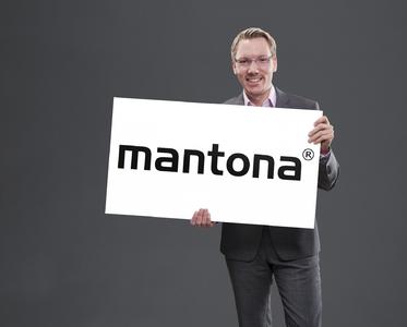 Geschäftsführer Niclas Walser präsentiert die Marke "mantona"