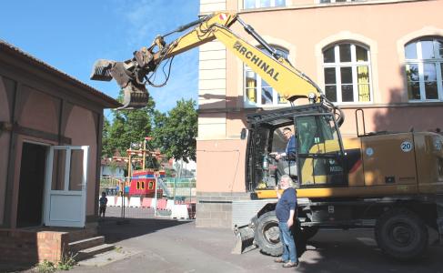 Der Abriss-Bagger ist angerückt: Der alte Behelfsbau auf dem Gelände der Stadtschule wird abgerissen, an seiner Stelle wird ein neues Multifunktionsgebäude errichtet. „Das ist im Sinne der Schulgemeinde, wir haben eine sehr gute Lösung gefunden“, unterstreicht Landrat Manfred Görig im Gespräch mit Schulleiter Peter Schwärzel / Foto: Sabine Galle-Schäfer/Vogelsbergkreis