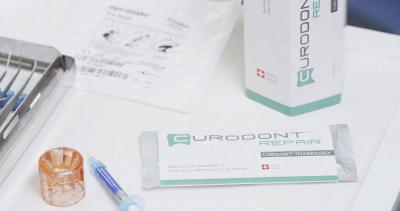 CURODONT REPAIR - Nichtinvasive Kariestherapie zur Behandlung beginnender Karies ohnen Bohren.
Auf dem zahnärtzlichen Behandlungstisch.
