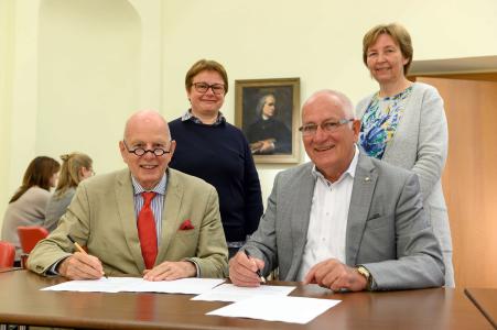 V.l.n.r.: Hochschulpräsident Prof. Dr. Christoph Stölzl, Vizepräsidentin Prof. Anne-Kathrin Lindig, Bernhard Fischenich (Rotary Club Obermain) und Prof. Bettina Born (Künstlerische Leitung) (Foto Maik Schuck)
