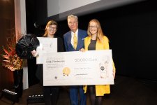 Die aktuellen Preisträgerinnen beim IDEE-Förderpreis sind Dr. Anne Lamp und Johanna Baare, die mit ihrer Firma traceless materials Bio-Granulat aus Getreide-Abfall herstellen, das Kunststoff ersetzen kann. Bei der 16. Ausschreibung des IDEE-Förderpreises haben wieder neue Gründerinnen und Unternehmerinnen die Chance, Preisgelder in Höhe von insgesamt 65.000,- Euro zu gewinnen