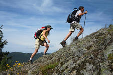 Schluchtensteig: Zwei Wanderer am Bildsteinfelsen (© Bichler/Schluchtensteig Schwarzwald )