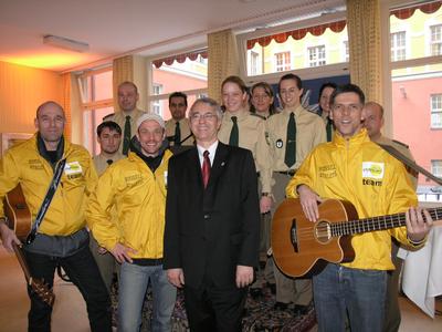 In gelben Jacken die Charivari-Danke Band (Carlito´s All Stars), in der Mitte Münchens Polizeipräsident Prof. Dr. Wilhelm Schmidbauer (50)