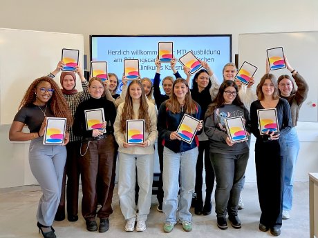 MTL-Azubis mit ihren neuen iPads.jpg