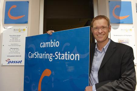Reemt Abelbeck, Geschäftsführer cambio Berlin, vor dem Kundenbüro in der Gneisenaustraße 97
