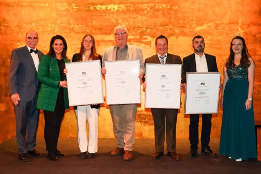 Foto 1_Staatsehrenpreisträger mit Ministerin Kaniber.jpg