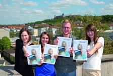 Die Auszubildenden der Würzburger Medienakademie mit Schwerpunktunternehmen Vogel Business Media präsentieren den aktuellen WÜRZBURGER (v. li.): Sonja Höger, Lena Steinshorn, Marcel Gollin, Nathalie Spies