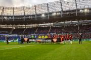 Vor Anpfiff des Heimspiels gegen Hertha BSC setzten die 96-Spieler ein plakatives Zeichen gegen Mobbing