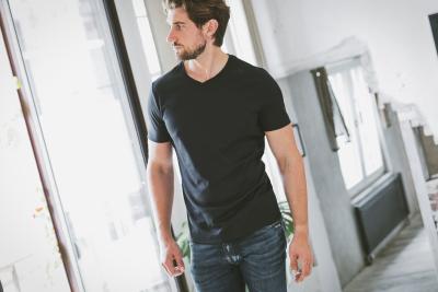 Das T-Shirt ist als Kleidungsstück für jeden Tag ein ‚essential‘ – ebenso wichtig wie selbstverständlich. Und Mann kann darin selbstverständlich jeden Tag gut aussehen. Foto: FITZYOU