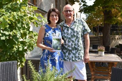 Kati und Frank Reinhardt mit dem Buch "Weimarer Landpartie" , Foto: © Toskanaworld