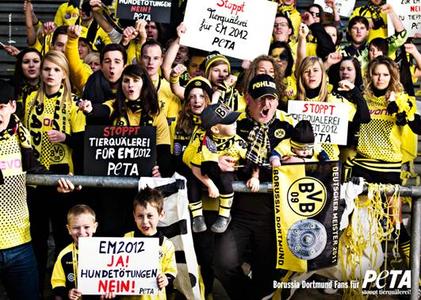 BVB-Fans gegen grausame Hundetötungen in der Ukraine (Foto: Marc Rehbeck für PETA)