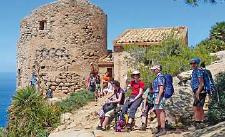 Wanderer machen Pause am Col de Sa Gremola - Sant Elm, Mallorca