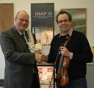 Prof. Dr. Christoff Zalpour (l.) und Prof. Hauko Wessel wollen gemeinsam neue Standards zur Gesundheitsförderung von Musikern setzen