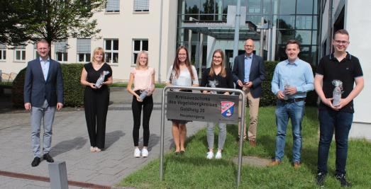 Erster Kreisbeigeordneter Dr. Jens Mischak (links) und der Leiter des Haupt- und Personalamtes, Ulrich Schäfer (Mitte) gratulieren Marion Eckart (Verwaltungsfachwirtin) und den neuen Verwaltungsfachangestellten Jenny Koch, Alina Beckmann, Anna-Lena Koch, Marius Gemmer und Luca Eric Zinn (von links) zum erfolgreichen Abschluss