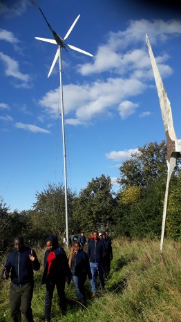 Auch Kleinwindkraft war ein Thema beim Gelände-Rundgang.jpg