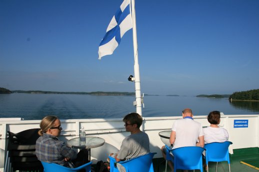 Durch_die_Insellandschaft_finnische_Flagge.JPG