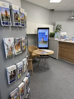 Tourist-Info Greetsiel Umzug NPH Büro innen.JPG