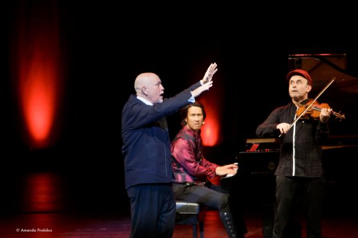 John Malkovich kritisiert Meisterwerke der Klassichen Musik live auf der Bühne Hyung li Joo Pian.JPG