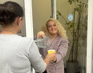 Refill bei der BKK ProVita in Wiesbaden: Passanten können mitgebrachte Trinkgefäße kostenlos auffüllen lassen.