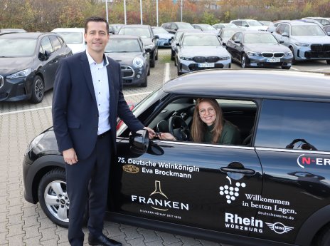 Foto Deutsche Weinkönigin erhält Dienstwagen von BMW Rhein.jpg