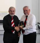 Überreichung des Preises durch Novitas BKK-Vorstand Reiner Geisler (rechts) an Kurt ehrke, den stellvertretenden Vorsitzenden des Aufsichtsrats von Rot-Weiss Essen