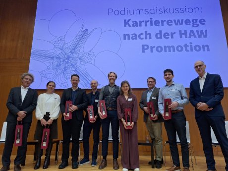 forschungstag_gruppenbild_Podiumsdiskussion_kl-hwg-2026.jpg