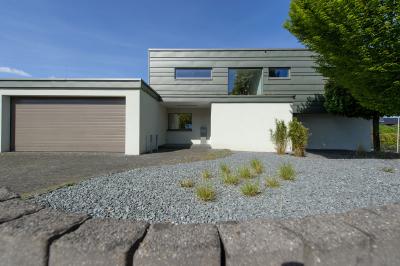 Wie verwandelt: Das Satteldach des vormals 1 ½-geschossigen Einfamilienhauses wurde im Zuge der energetischen Sanierung des Bestandsgebäudes komplett abgetragen und der Baukörper im EG mit einem INTHERMO Holzfaser-WDVS ummantelt. Bild: Elli Bezensek für BAUART THIELE, Bad Lippspringe; www.bauart-thiele.de