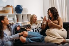 Junge Frauen im Alter zwischen 20 und 34 Jahren können dank des unkomplizierten Heimtests in Erfahrung bringen, ob sie ein erhöhtes Risiko für Gebärmutterhalskrebs haben.