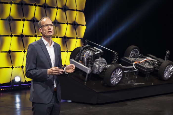 2019-Opel-goes-Electric-Michael-Lohscheller-Corsa-e-507077.jpg