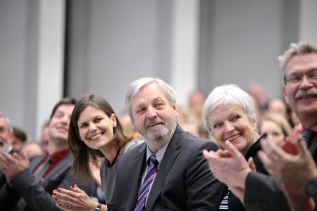 Prof. Dr. Joachim Litz (Mitte) mit Ehefrau ‚Conny‘ (rechts), FH Präsidentin Dr. Muriel Helbig, ehem. Präsident Prof. Dr. Stefan Bartels (rechts) und neuem FH Vizepräsidenten Prof. Dr. Henrik Botterweck (hinten)