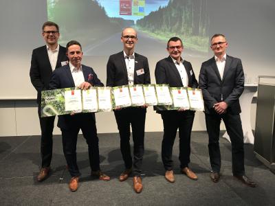 Die Marken der Knaus Tabbert GmbH erhielten bei der Verleihung des "Caravan und Reisemobil des Jahres 2020" zahlreiche Auszeichnungen. Die Produktmanager Florian Hopp (WEINSBERG, 2.v.l.), Jürgen Thaler (KNAUS, Mitte) und Armin Mäder (TABBERT, 2.v.r.) nahmen die Preise von den Motorpresse-Chefredakteuren Ingo Wagner (l.) und Dominic Vierneisel (r.) entgegen / Foto: Knaus Tabbert GmbH