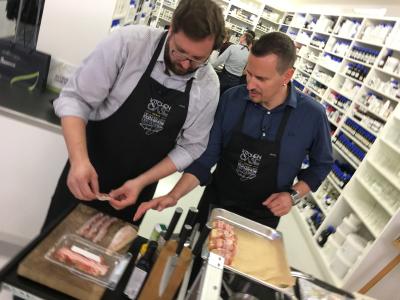 Sternekoch Torsten Götz kocht mit seinem KitchenCase bei Jüstrich Cosmetics
