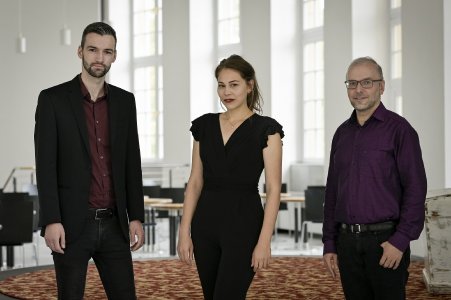Felix Rohleder (Bassbariton) und Marlen Bieber (Mezzosopran) werden zum Café d‘Orange am 29. August 2021 von Dan Raţiu auf dem Flügel begleitet (Foto v.l.n.r.). (Foto: Nasser Hashemi)