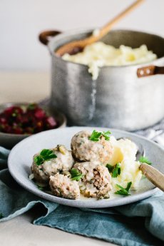 (Nordtour)03_(Geschichte)Familienrezept_(Gericht)Königsberger Klopse mit Kartoffelpüree und Rote.jpg