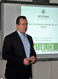 Bewährt an über 40.000 Gebäuden! „Das INTHERMO Holzfaser-WDVS ist bauaufsichtlich zugelassen und wurde bis heute an weit mehr als 40.000 Gebäuden verbaut“, referierte Dipl.-Bauing. Jürgen Waßermann, Leiter Technik bei INTHERMO. Bei Bedarf kommt ein technischer Berater des WDVS-Anbieters auf die Baustelle, um vor Ort Detailfragen zu klären. Foto: Achim Zielke für INTHERMO, Ober-Ramstadt; www.inthermo.de