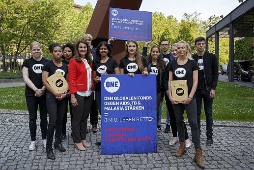 Melinda Gates und ONE-Jugendbotschafter vor dem BMZ.jpg