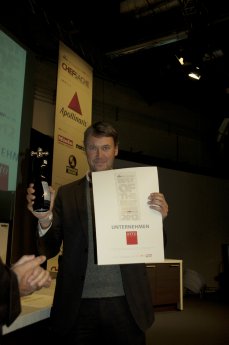Wolfgang Otto mit Award und Urkunde.jpg