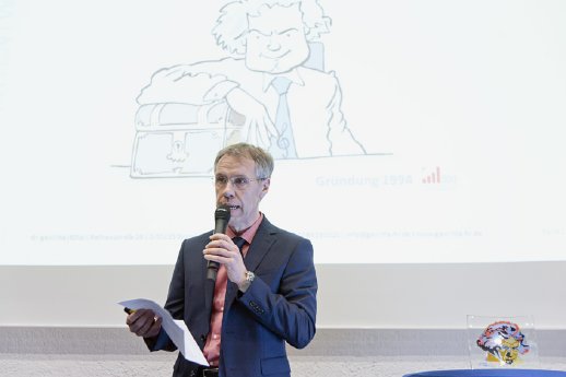 Dr. Wölwer präsentiert seine Personalberatung auf dem Nominierungsabend zum Ludwig 2018 (Bildque.jpg