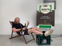 Julian Gosetti, der hier sein Gesellenstück präsentiert, ist der beste Schilder- und Lichtreklamehersteller im Land. Seine Ausbildung machte der frisch gekürte Landessieger bei der Hoffmann Werbetechnik in Tübingen / Foto: Hoffmann Werbetechnik