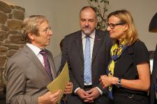 Aus der Hand von Wirtschaftsstaatssekretärin Katrin Schütz (rechts) erhielt Kammerpräsident Alois Jöst (links) im Beisein von Hauptgeschäftsführer Jens Brandt (Mitte) den Förderbescheid des Ministeriums für die Berufsorientierung / Foto: Ministerium für Wirtschaft, Arbeit und Wohnungsbau Baden-Württemberg